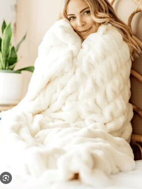 Minky Couture Designer NWT Hugs Cozy Chunky Knit Throw Blanket Cream Marshmallow